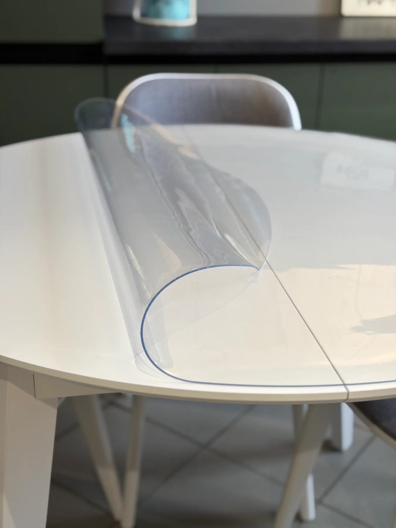 Protector transparente de PVC sobre una mesa