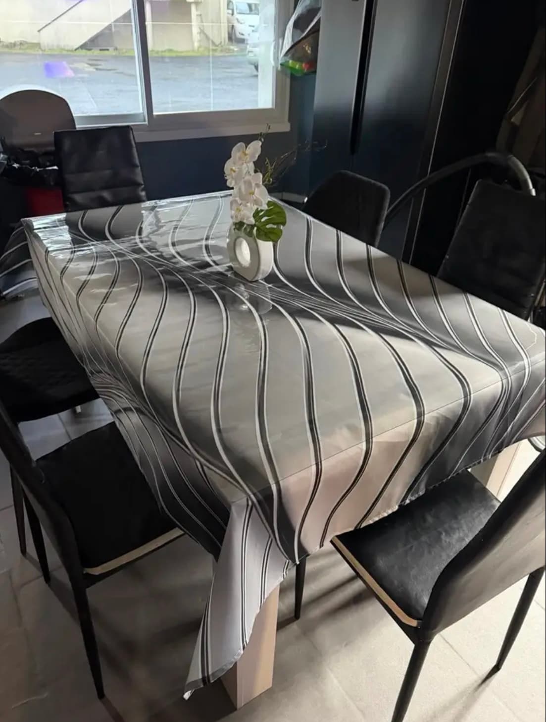 Alfombrilla en un mantel rayado: protege el tejido de la mesa