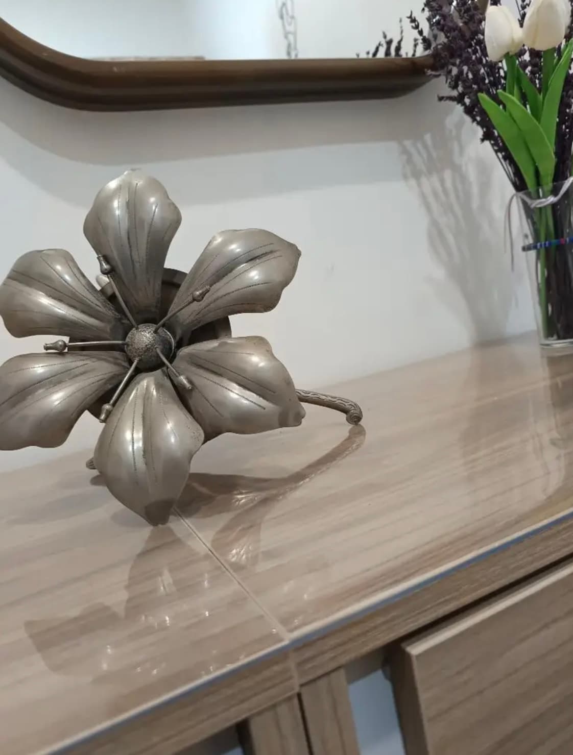 Aparador transparente con decoración floral en metal y tulipanes; vidrio suave cubierto superior